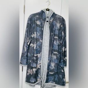 Blu/gray camouflage long cardigan with graphic print